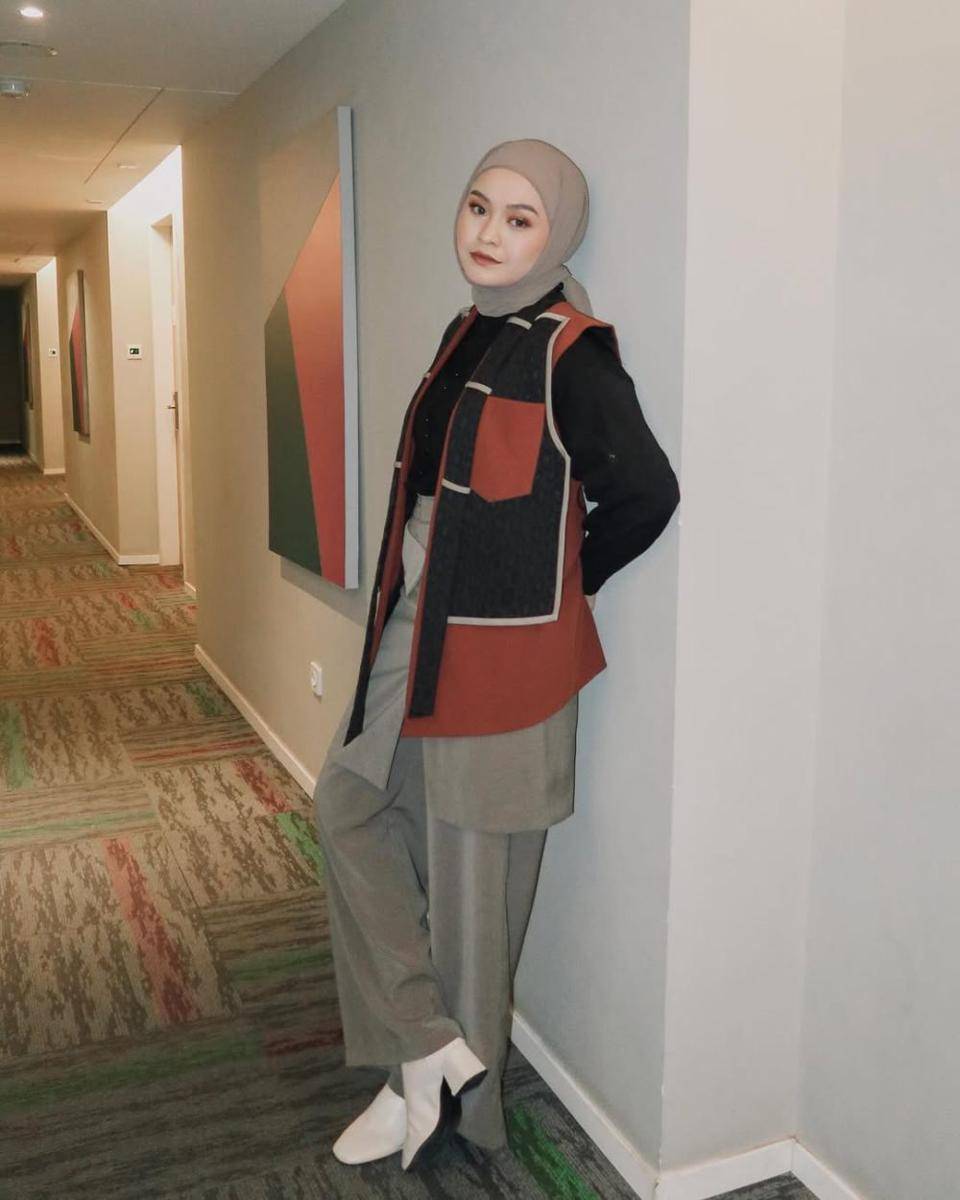 inspirasi outfit pakai sepatu boots ala Salma Salsabil (instagram.com/salmasalsabil12)