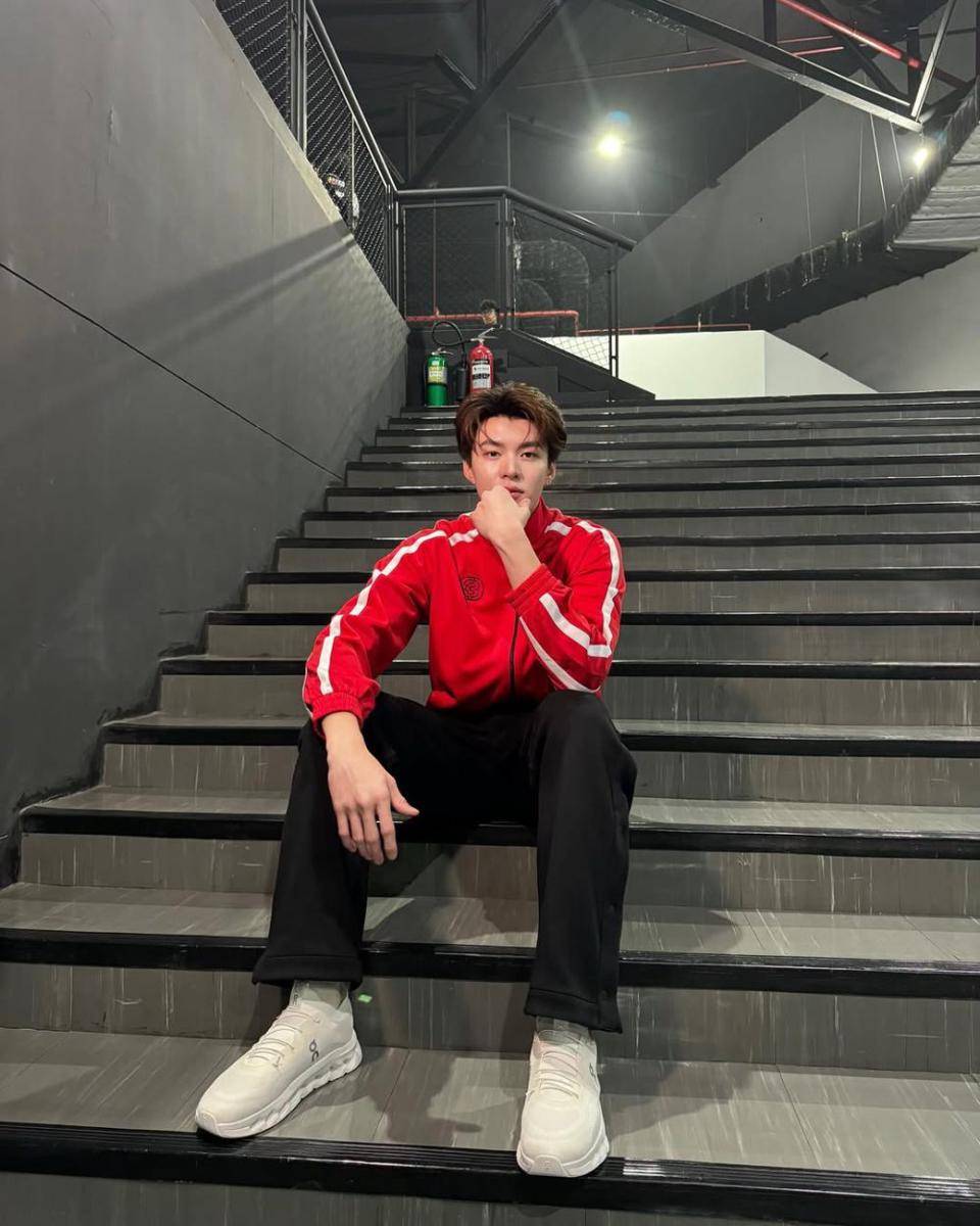 outfit athleisure ala Meen Nichakoon (instagram.com/meennicha8)