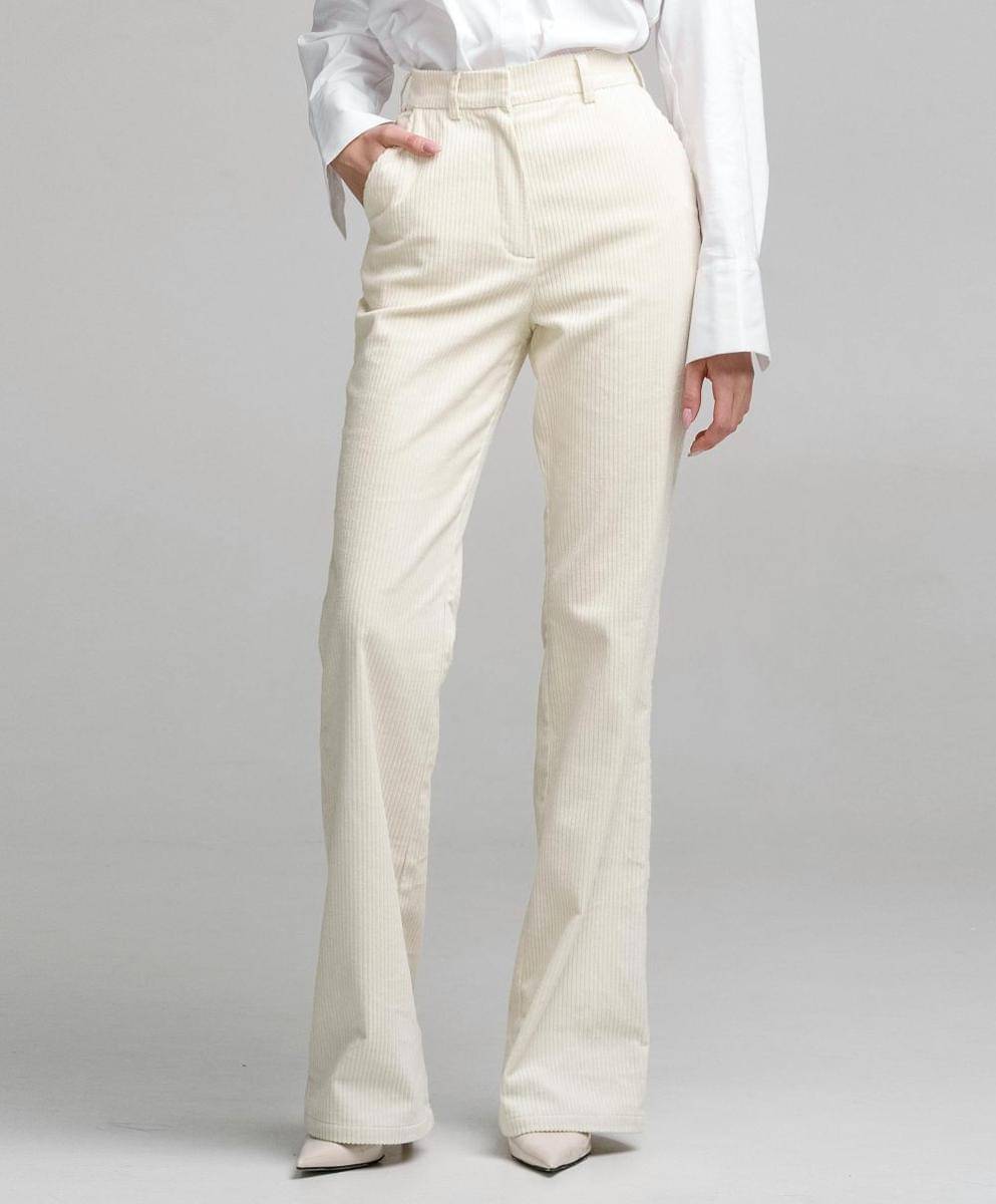 Celana bahan capsule wardrobe (pexels.com/Александр Слесарев)