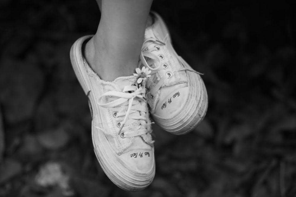 sepatu kets usang (pexels.com/Ethereal Th)