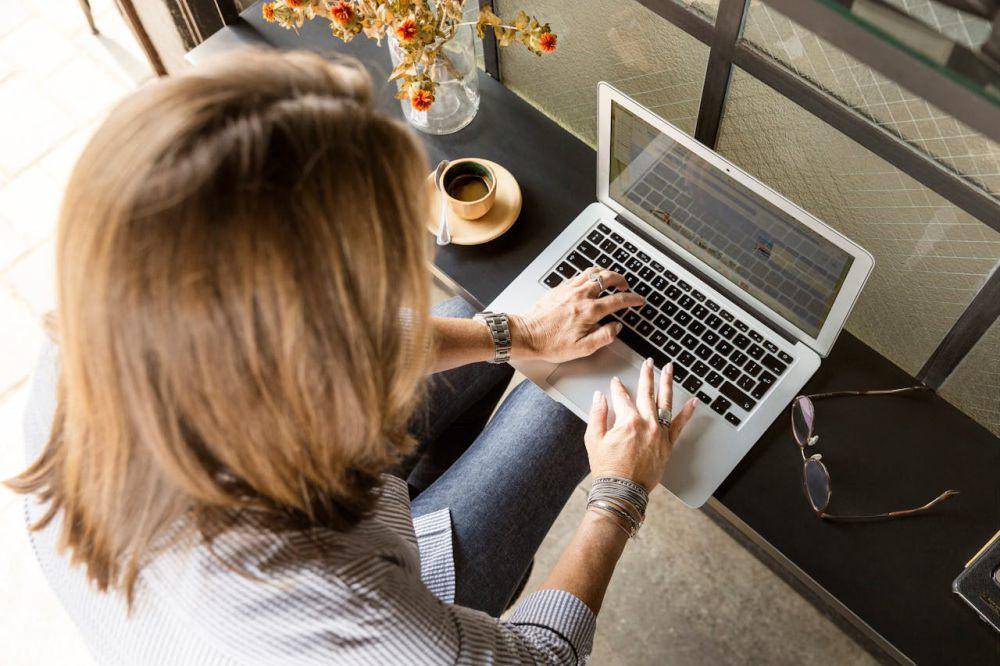 ilustrasi seorang freelance writer (pexels.com/LinkedIn Sales Navigator)