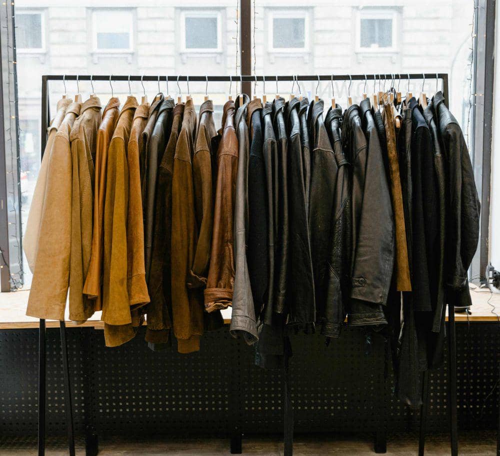 Rok netral wardrobe capsule (pexels.com/cottonbro studio)