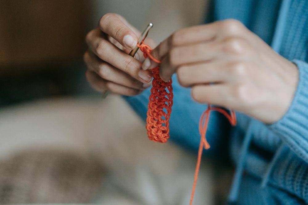 ilustrasi belajar tusuk crochet (pexels.com/Miriam Alonso)