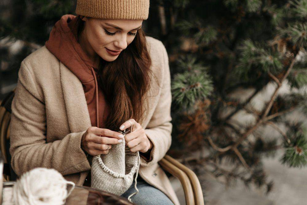 ilustrasi belajar crocheting (pexels.com/Pavel Danilyuk)