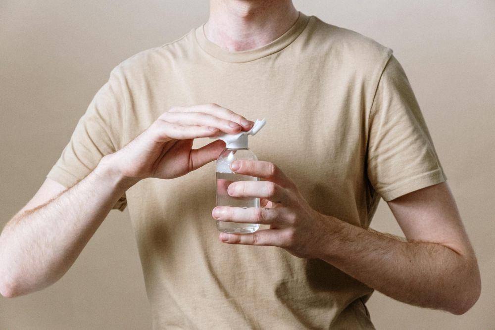 ilustrasi lakukan double cleansing (pexels.com/cottonbro studio)