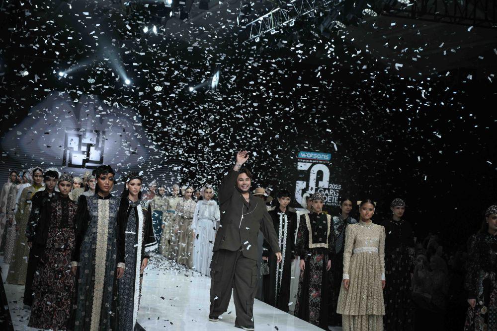 Koleksi Filosofis Ivan Gunawan Prive di Garis Poetih 2025, Glamor!