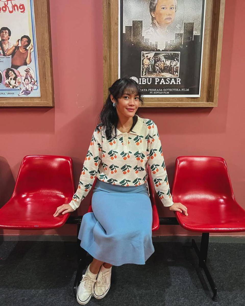 ide mix and match sneakers ala Della Dartyan (instagram.com/delladartyan)