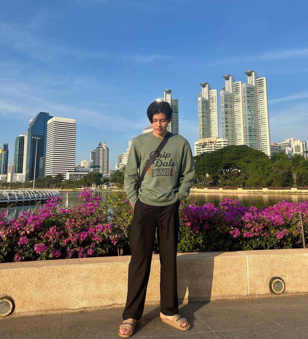 earth tone outfit ala Pond Naravit (instagram.com/ppnaravit)