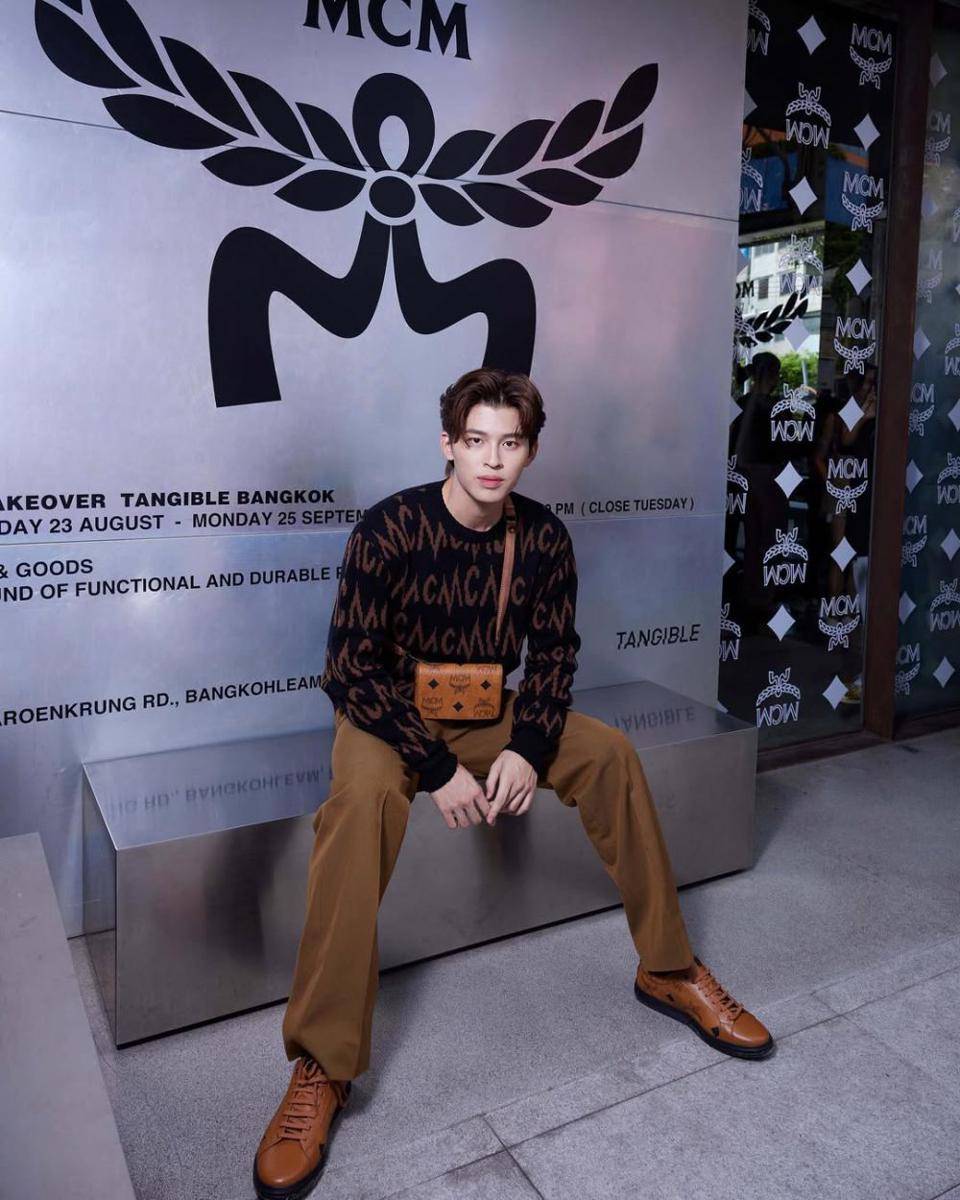 earth tone outfit ala Pond Naravit (instagram.com/ppnaravit)
