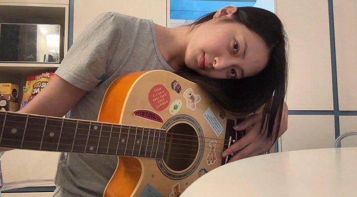 Park Hae Lin bermain gitar (instagram.com/qkrgofls)