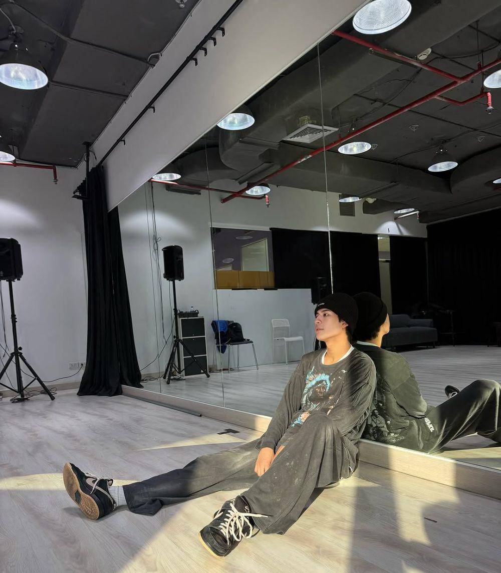 outfit loose pants ala Mark Pakin (instagram.com/mmarkpkk)