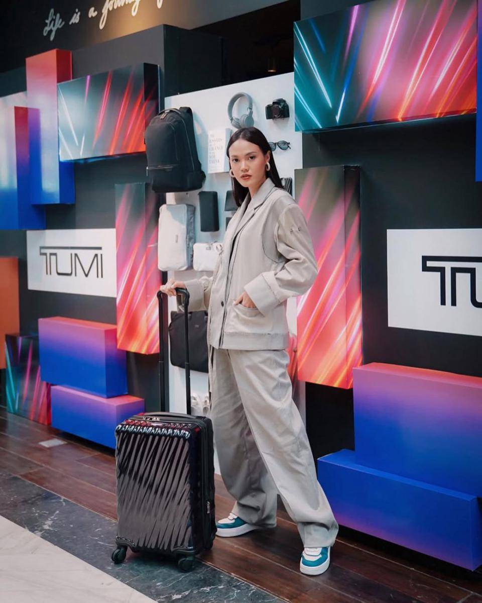 ide mix and match sneakers ala Della Dartyan (instagram.com/delladartyan)