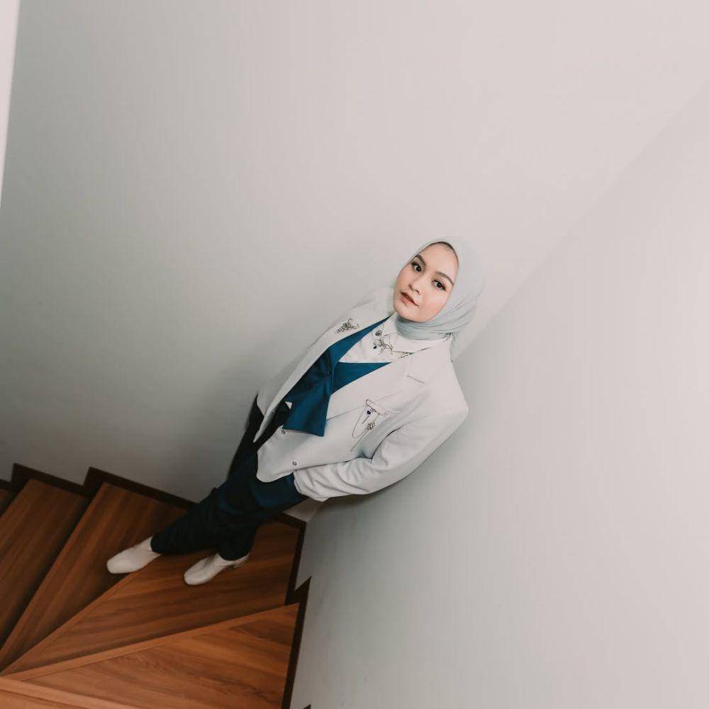 inspirasi outfit pakai sepatu boots ala Salma Salsabil (instagram.com/salmasalsabil12)