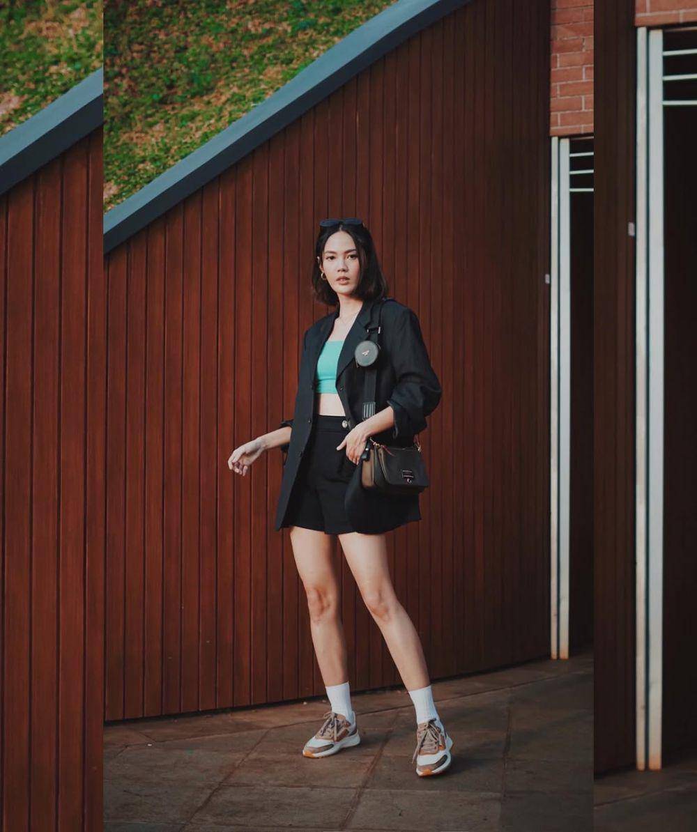 ide mix and match sneakers ala Della Dartyan (instagram.com/delladartyan)
