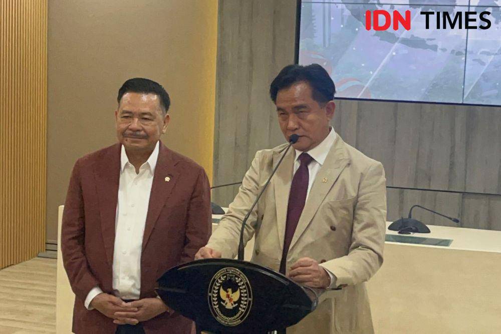 Menko Hukum, HAM, Imigrasi dan Pemasyarakatan Yusril Ihza Mahendra dan wakilnya Otto Hasibuan (IDN Times/Aryodamar)