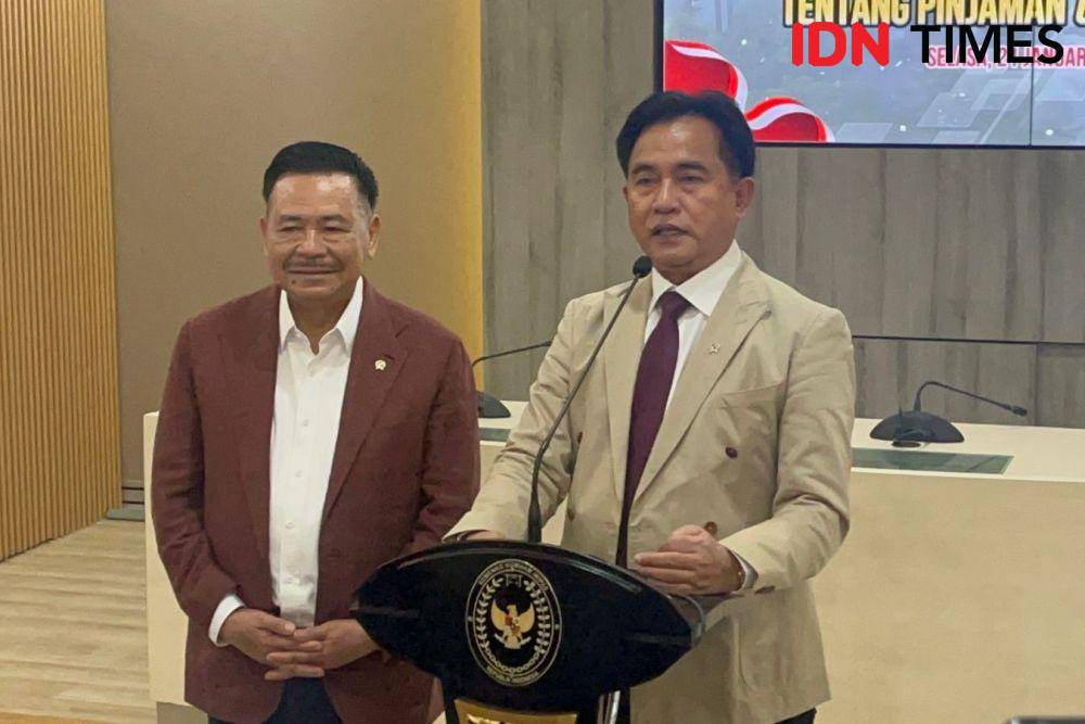 Menko Hukum, HAM, Imigrasi dan Pemasyarakatan Yusril Ihza Mahendra dan wakilnya Otto Hasibuan (IDN Times/Aryodamar)