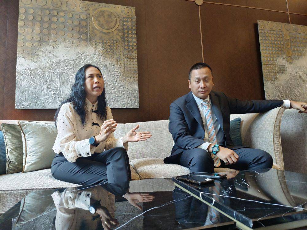 Manajer Timnas Putri Indonesia, Galih Kartasasmita dan Anggota Exco PSSI, Vivin Cahyani. (Dok. PSSI)