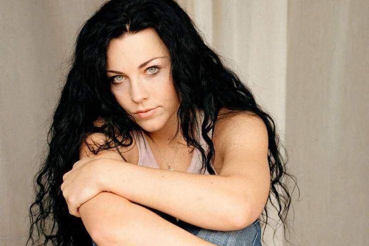 Ilustrasi band ternama yang memiliki vokalis perempuan. (Pinterest/Evanescence_Culture)