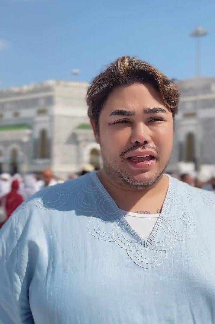 potret Ivan Gunawan bagi-bagi makanan saat umrah (instagram.com/ivan_gunawan)