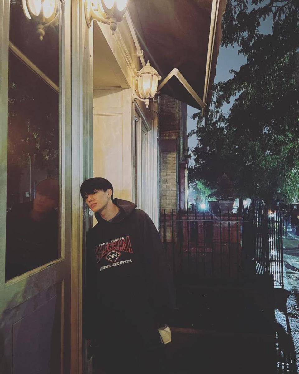 inspirasi gaya black outfit ala Jeno NCT (instagram.com/leejen_o_423)