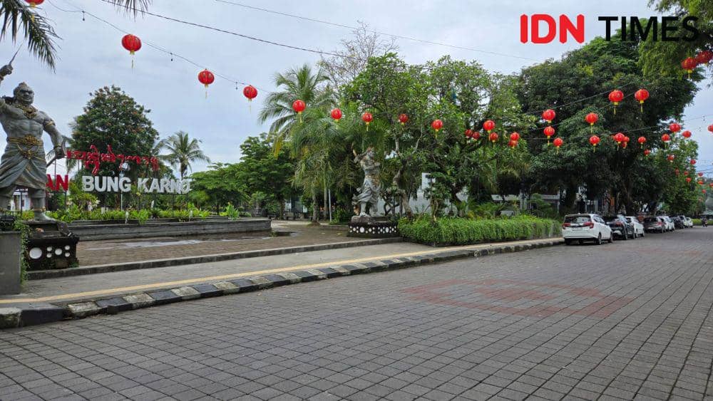 Pemasangan lampion dalam rangka Tahun Baru Imlek di Tabanan. (IDN Times/Wira Sanjiwani)