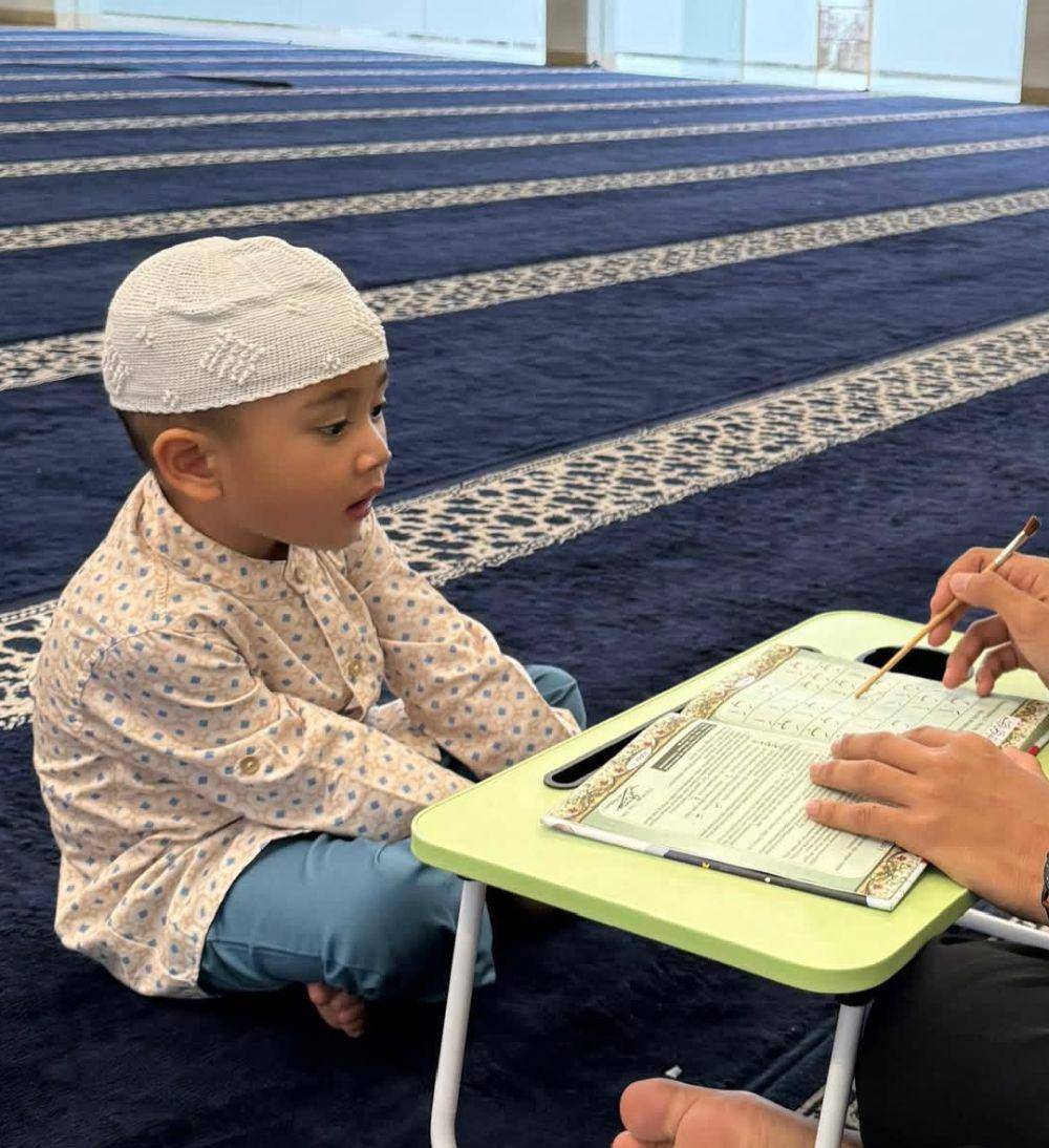 Cipung ngaji di masjid (instagram.com/raffinagita1717)