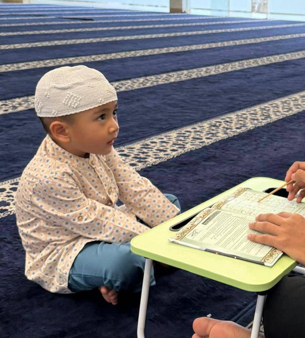Cipung ngaji di masjid (instagram.com/raffinagita1717)