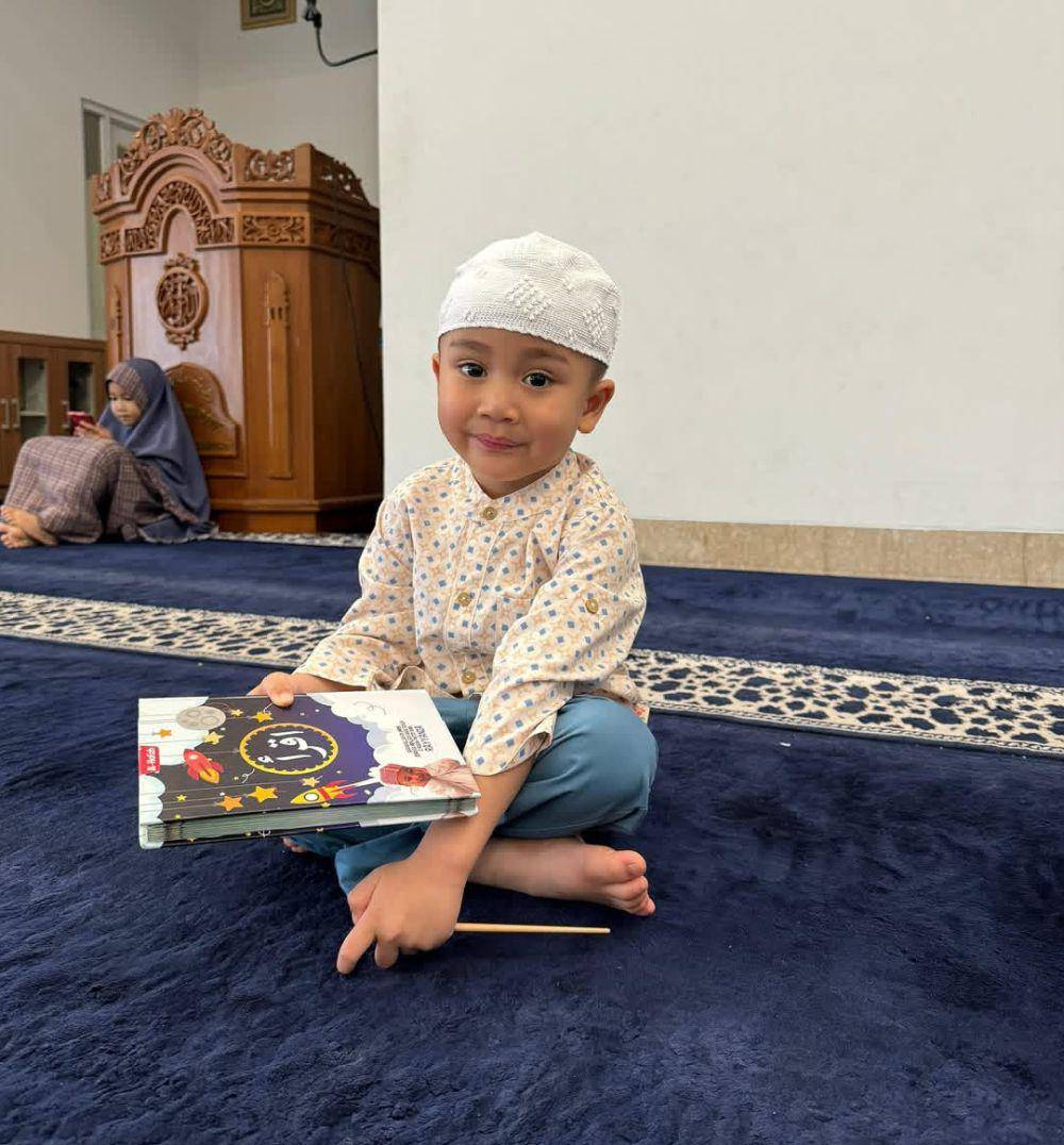 Cipung ngaji di masjid (instagram.com/raffinagita1717)