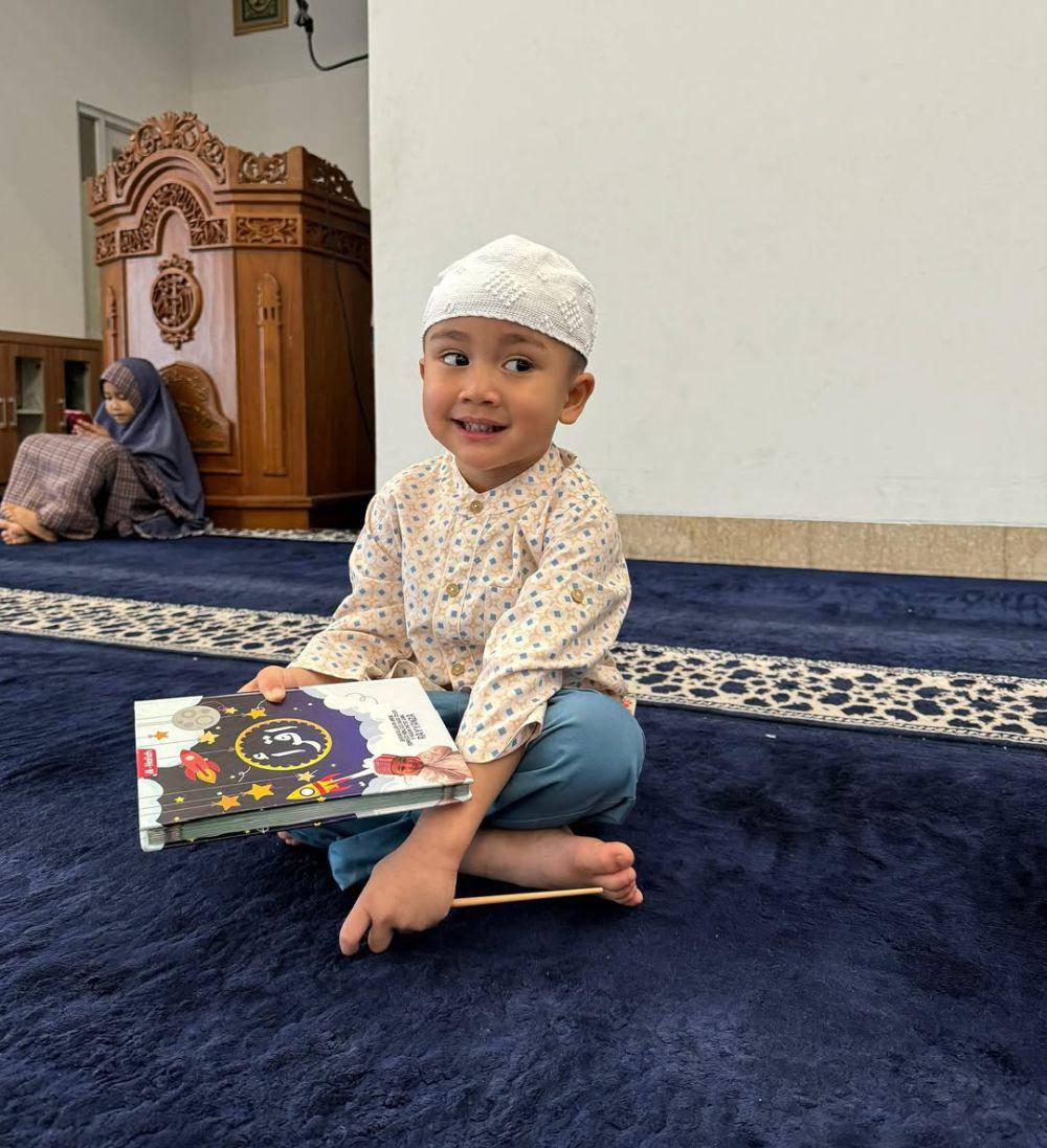 Cipung ngaji di masjid (instagram.com/raffinagita1717)