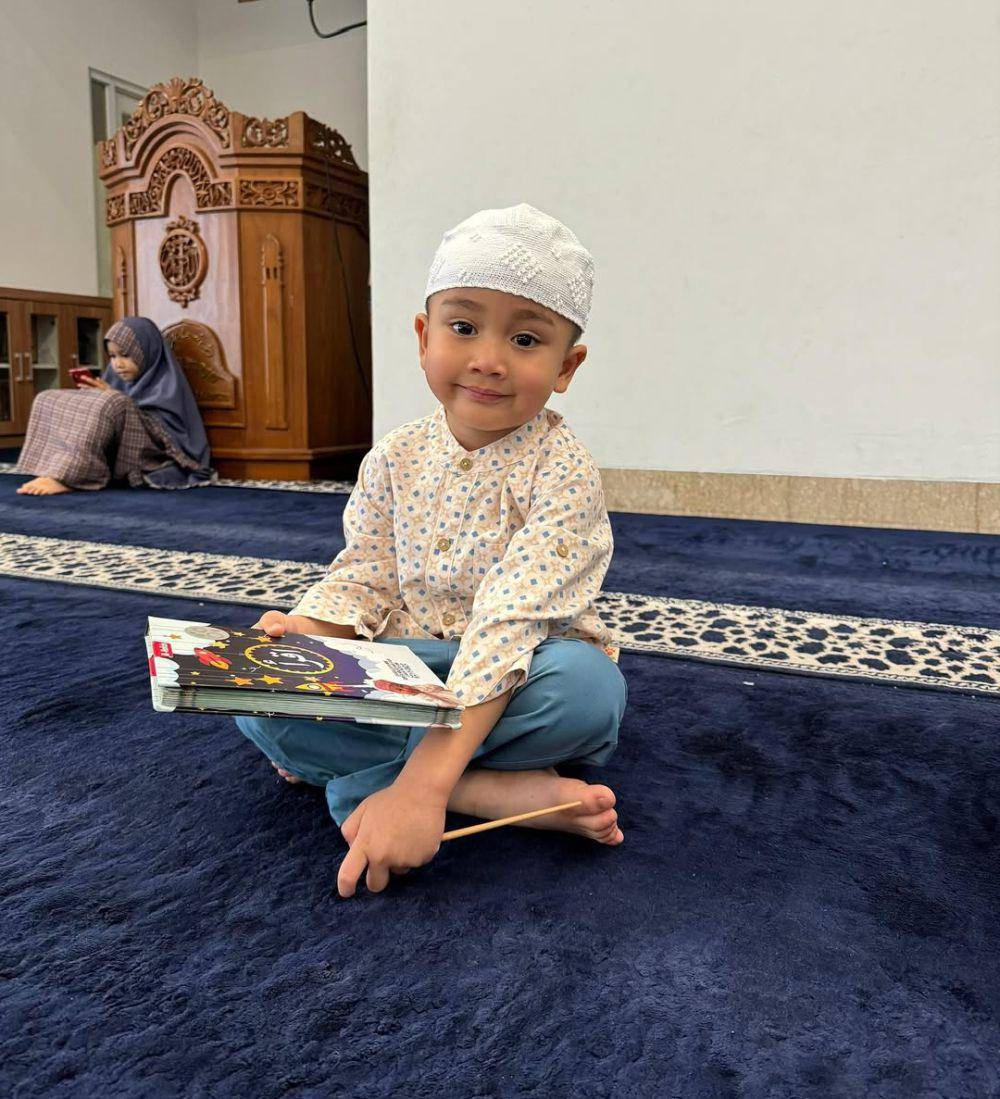 Cipung ngaji di masjid (instagram.com/raffinagita1717)