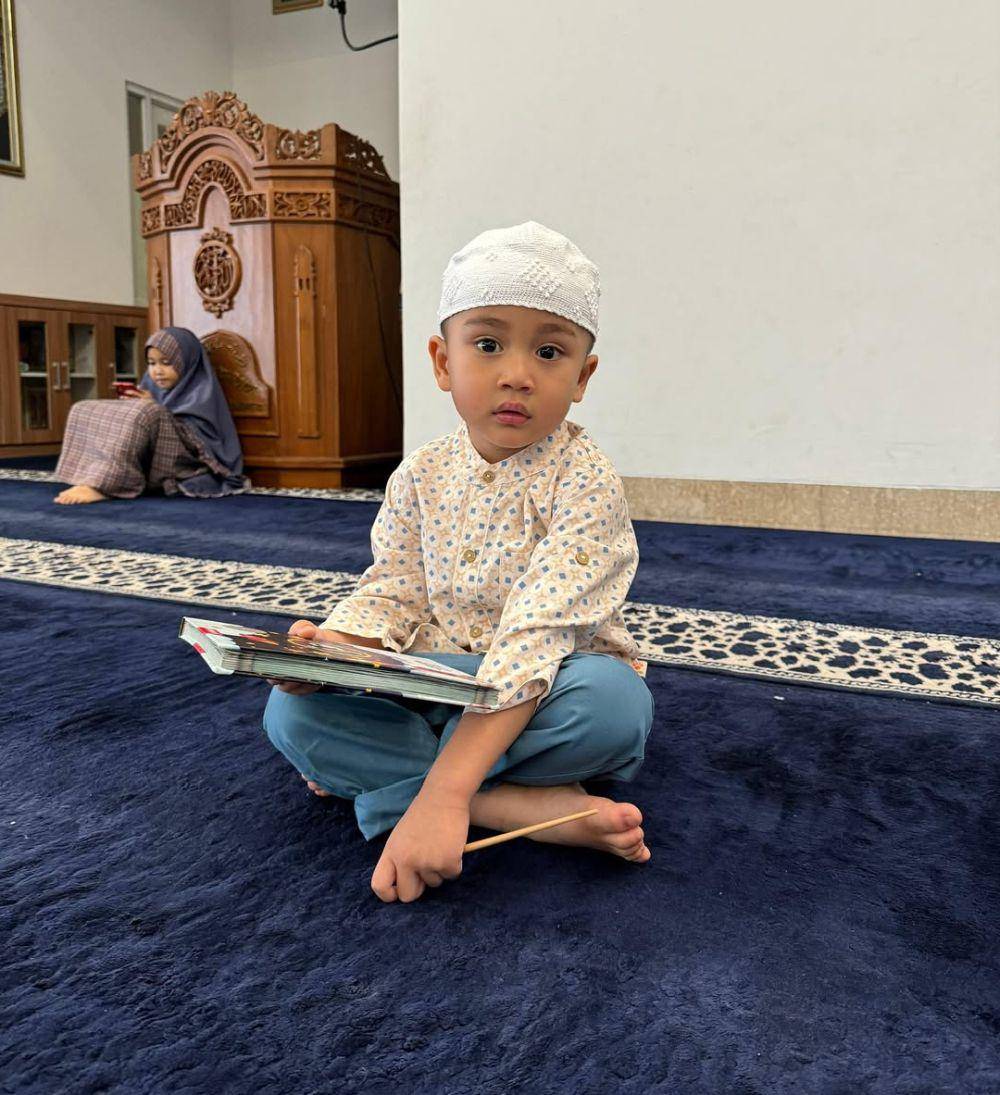 Cipung ngaji di masjid (instagram.com/raffinagita1717)