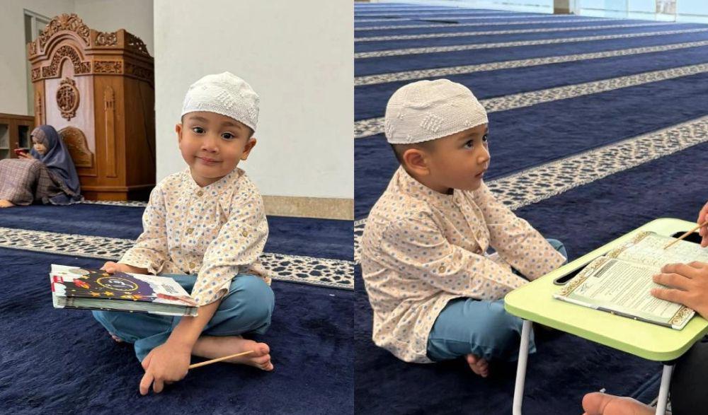 7 Potret Cipung Mengaji di Masjid, Gemas Pakai Peci Haji!