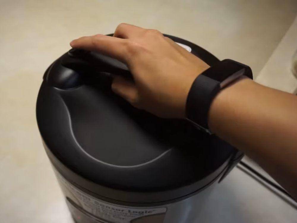 ilustrasi menutup rice cooker (youtube.com/Tu Ngo)