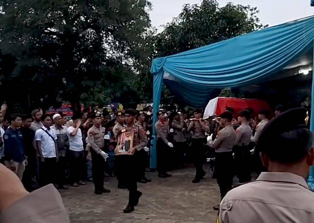 Jasad Briptu Anumerta Faras saat dimakamkan di TPU Kebun Bunga Palembang. (Dok. Istimewa)