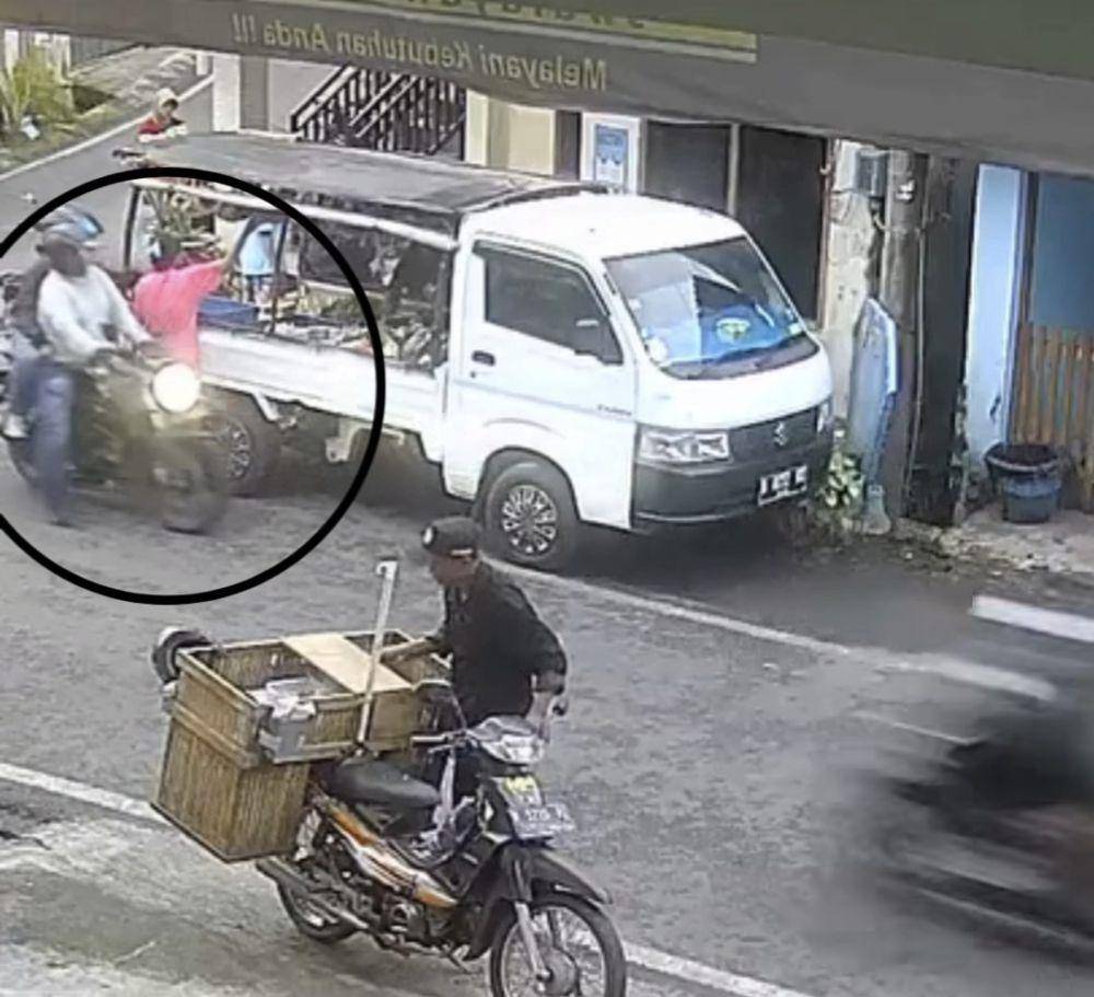CCTV aksi penjambretan di Jalan Pelabuhan Ketapang, Kota Malang. (IDN Times/Istimewa)