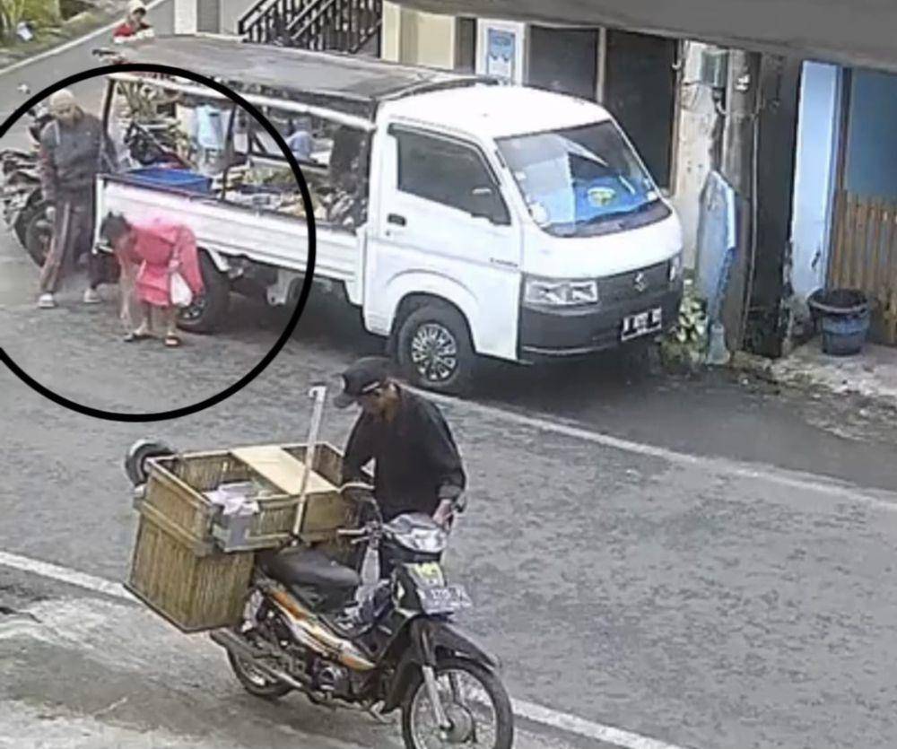 Aksi penjambretan di Jalan Pelabuhan Ketapang, Kota Malang. (IDN Times/Istimewa)