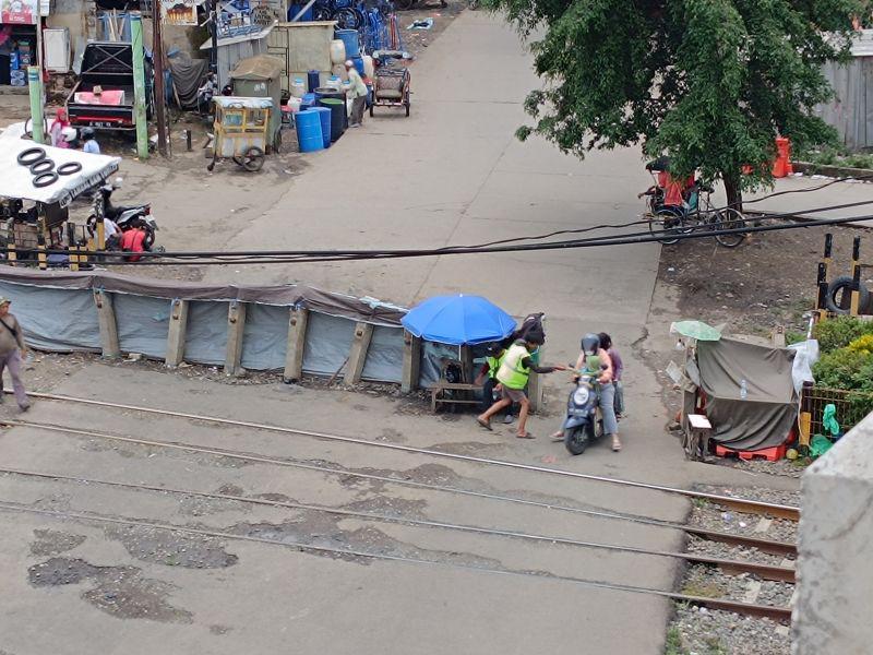 Perlintasan KA Ciroyom Dibuka, Pedagang Hingga Sepeda Motor Bisa Lewat