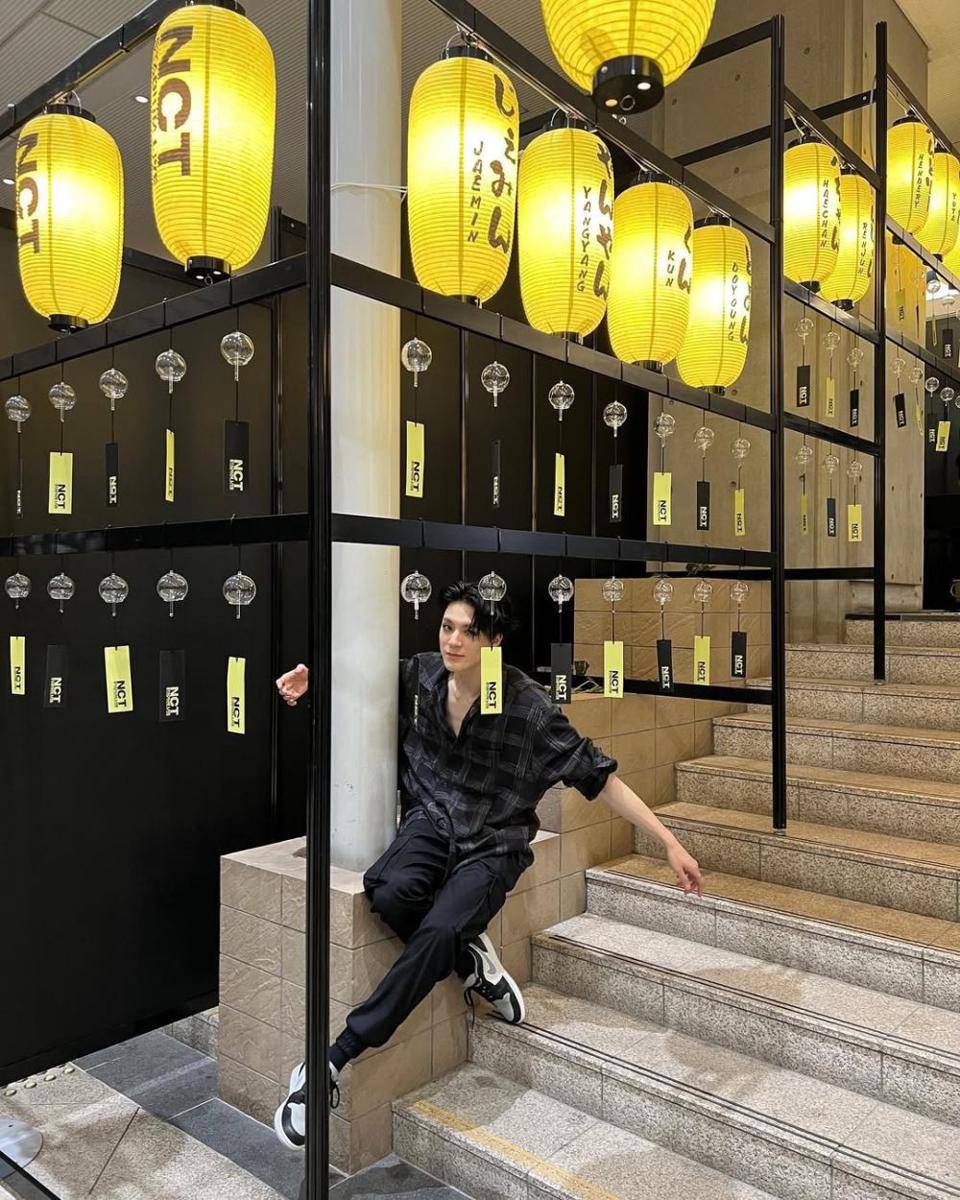 inspirasi gaya black outfit ala Jeno NCT (instagram.com/leejen_o_423)
