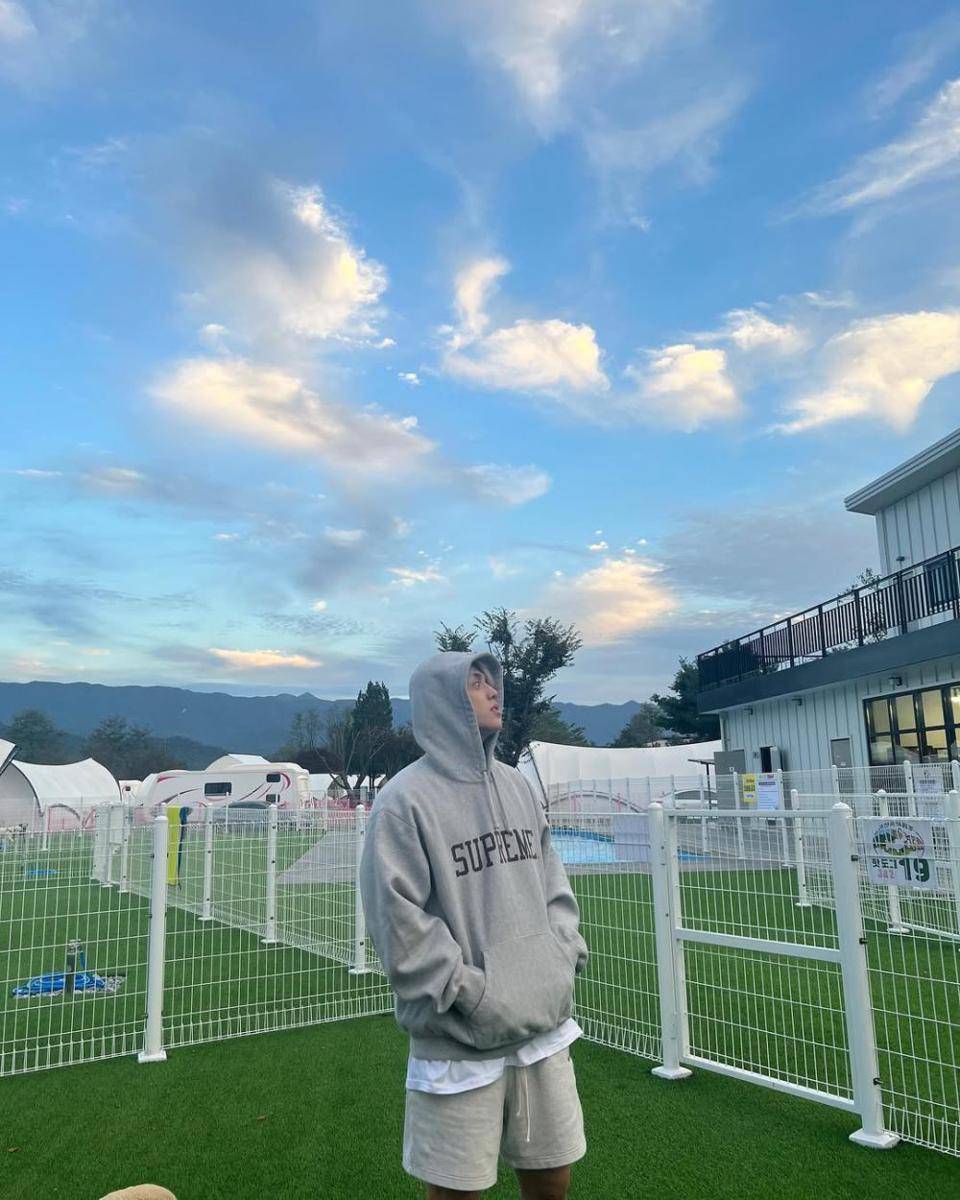 gaya hangout ala S.Coups SEVENTEEN (instagram.com/sound_of_coups)