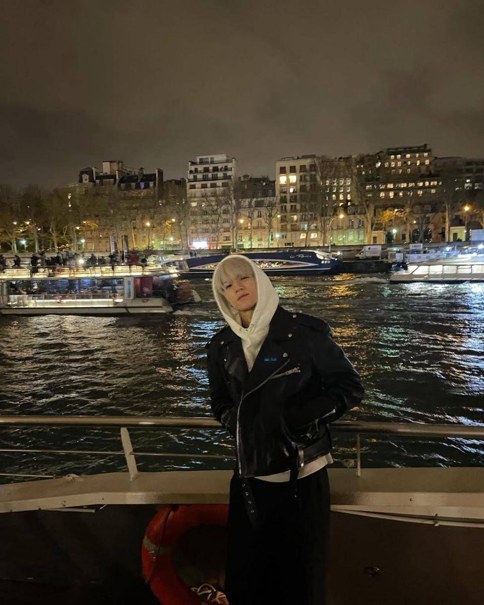 inspirasi gaya black outfit ala Jeno NCT (instagram.com/leejen_o_423)