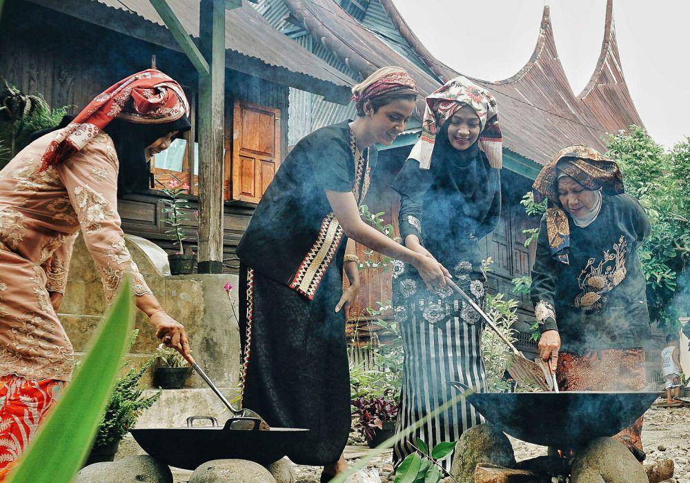 ilustrasi orang Minang membuat rendang (commons.wikimedia.org/Goverment of West Sumatra Province)