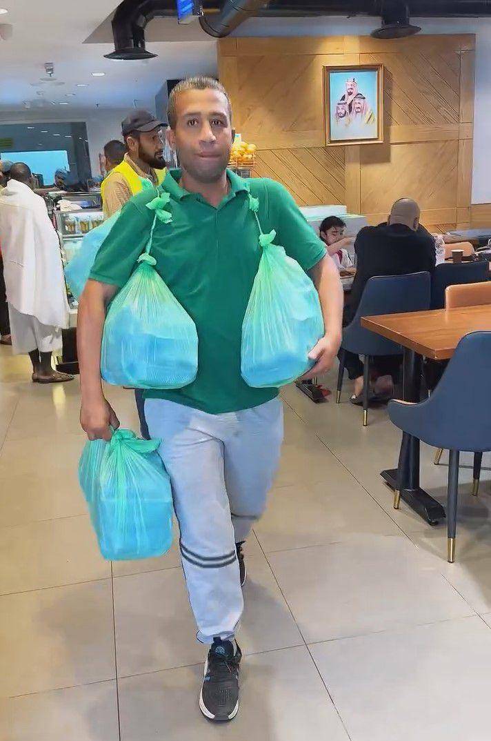 potret Ivan Gunawan bagi-bagi makanan saat umrah (instagram.com/ivan_gunawan)