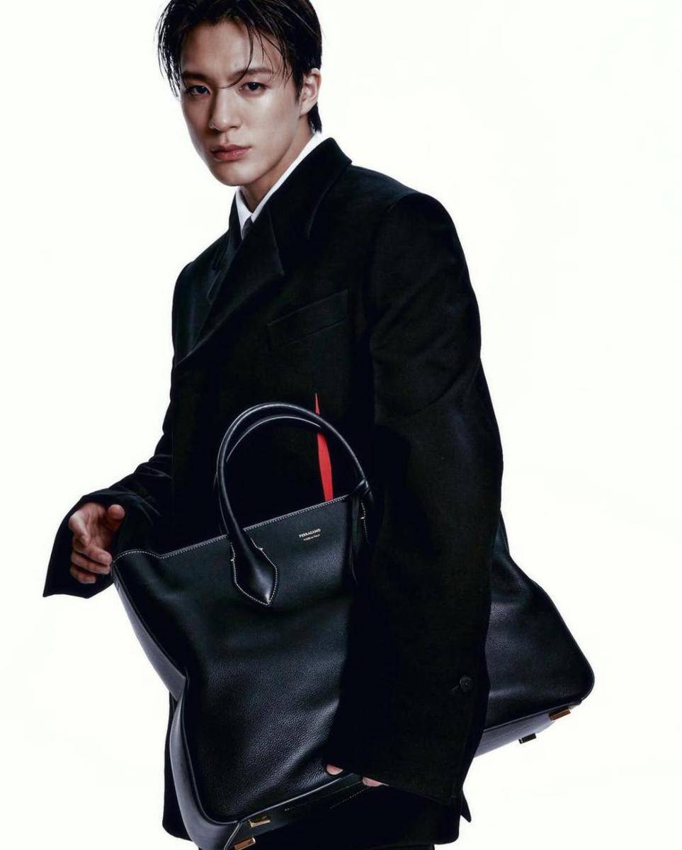 inspirasi gaya black outfit ala Jeno NCT (instagram.com/leejen_o_423)