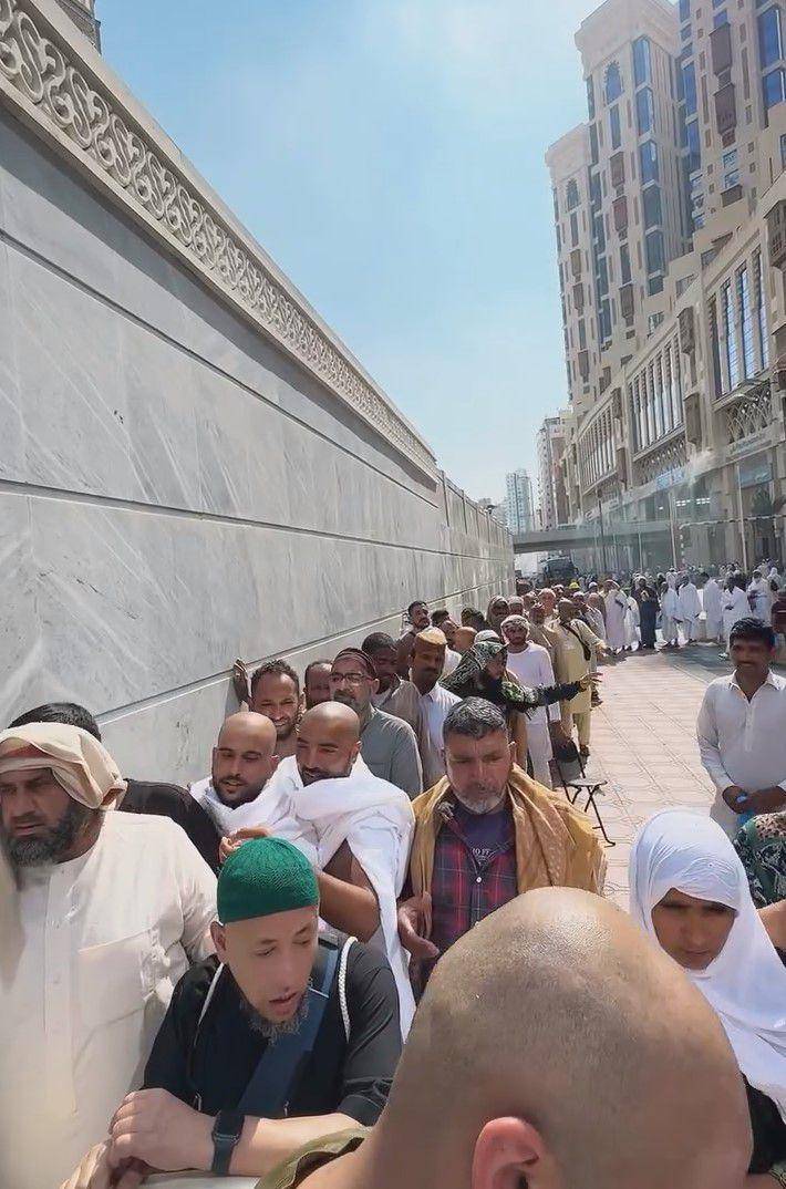 potret Ivan Gunawan bagi-bagi makanan saat umrah (instagram.com/ivan_gunawan)