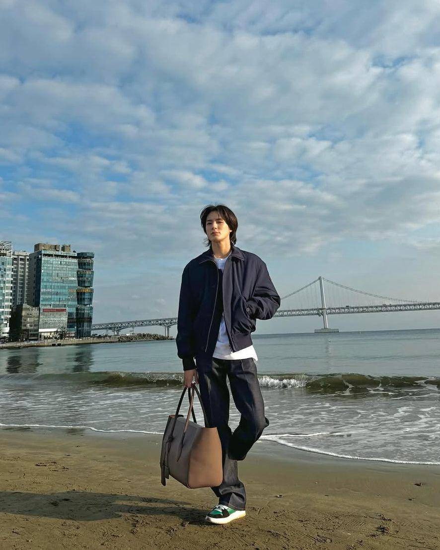 inspirasi gaya black outfit ala Jeno NCT (instagram.com/leejen_o_423)