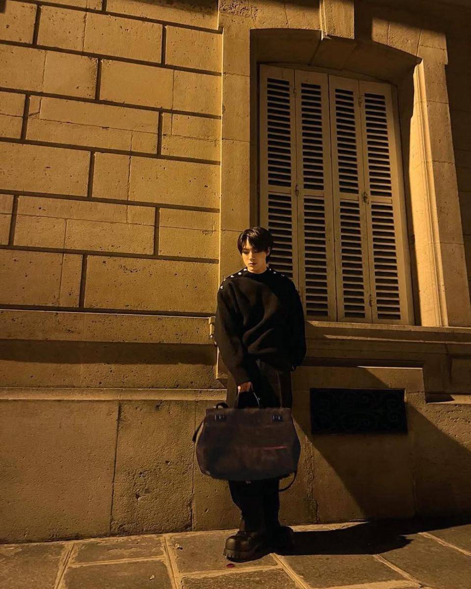inspirasi gaya black outfit ala Jeno NCT (instagram.com/leejen_o_423)