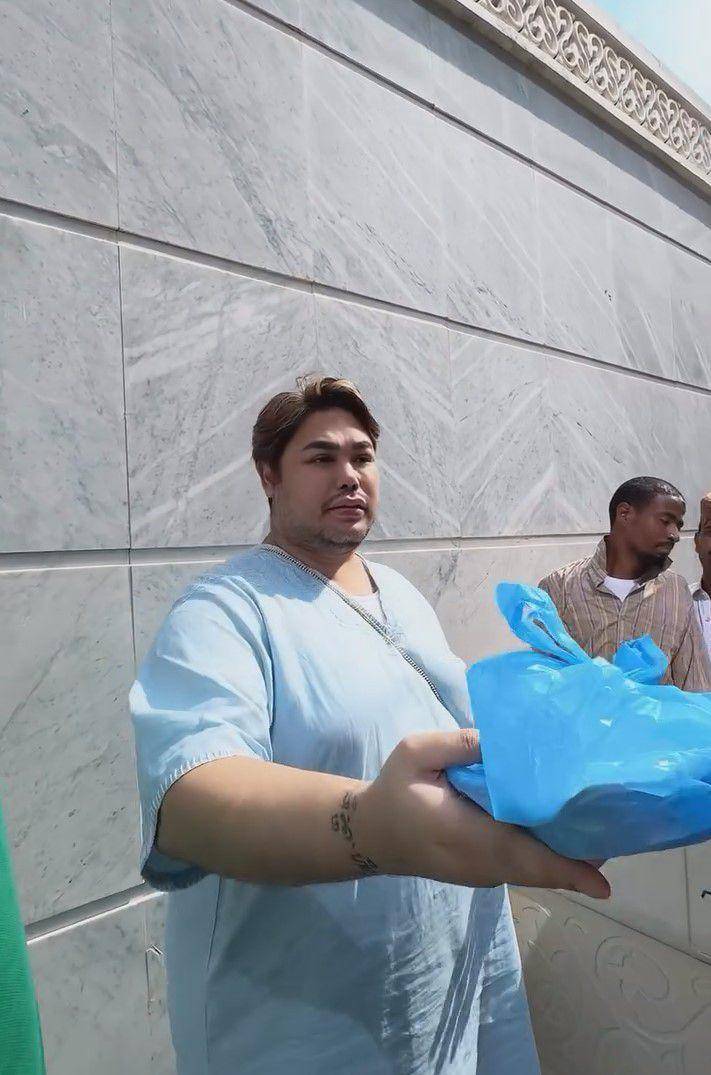 potret Ivan Gunawan bagi-bagi makanan saat umrah (instagram.com/ivan_gunawan)