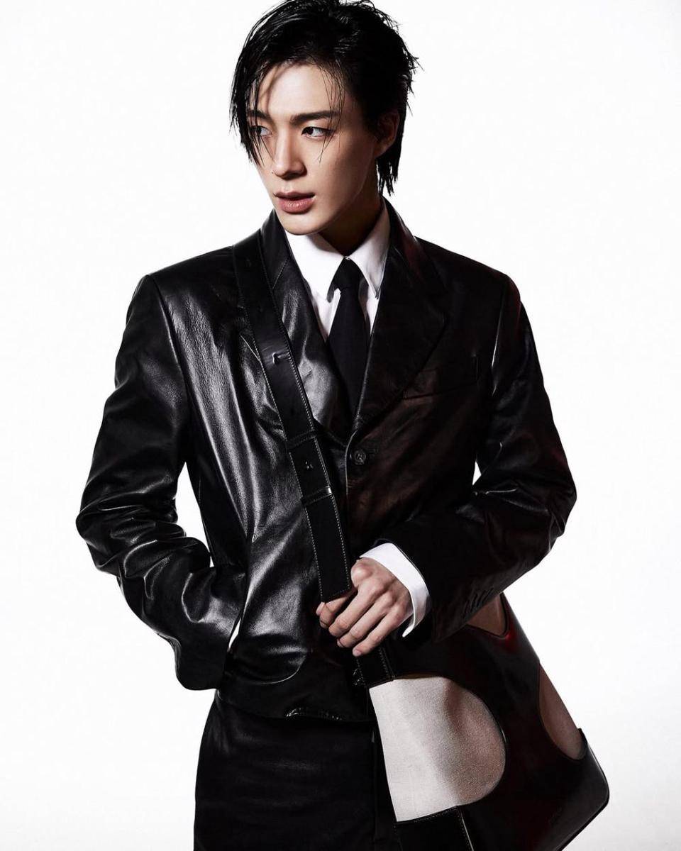 inspirasi gaya black outfit ala Jeno NCT (instagram.com/leejen_o_423)