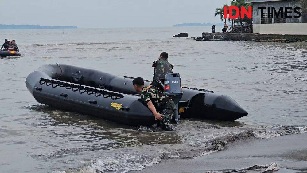 TNI AL bersama KKP bersiap membongkar pagar laut di perairan Tangerang hari ini (22/1/2025). (IDN Times/Maya Aulia)