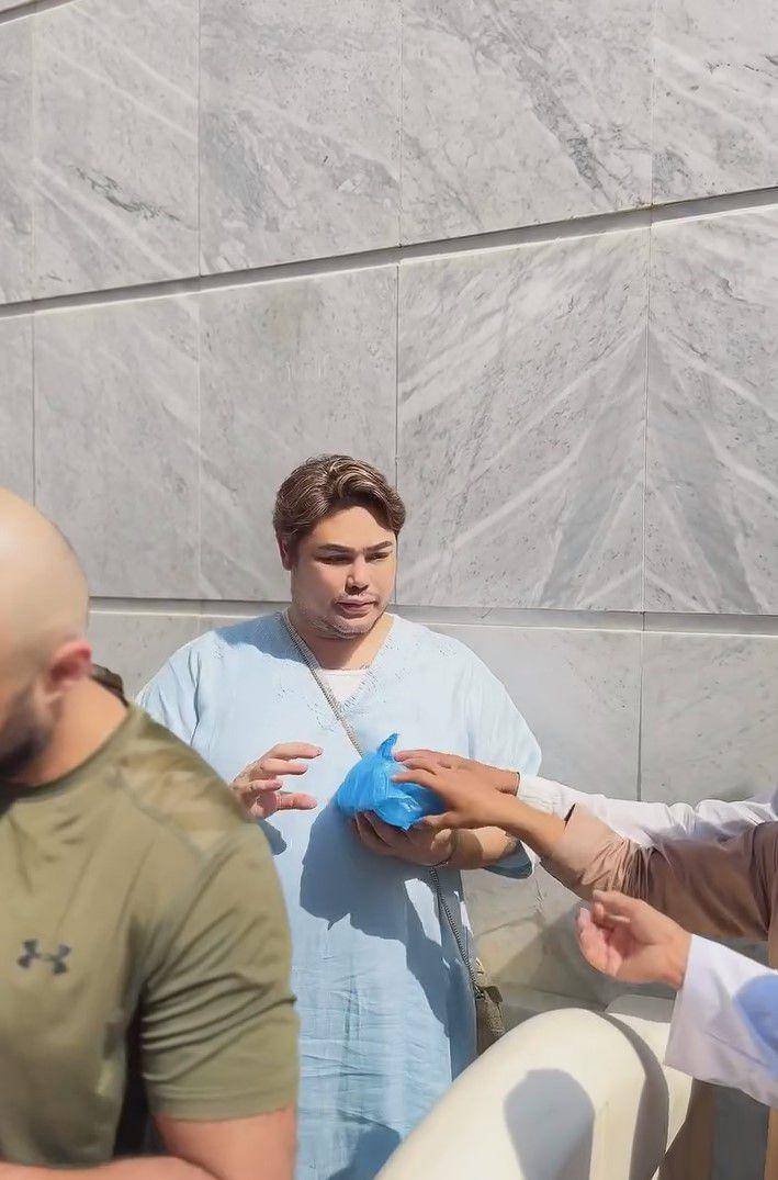 potret Ivan Gunawan bagi-bagi makanan saat umrah (instagram.com/ivan_gunawan)